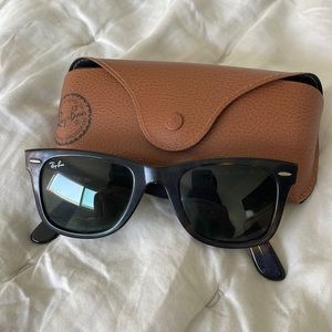 Tortoise Ray-Ban wayfarers